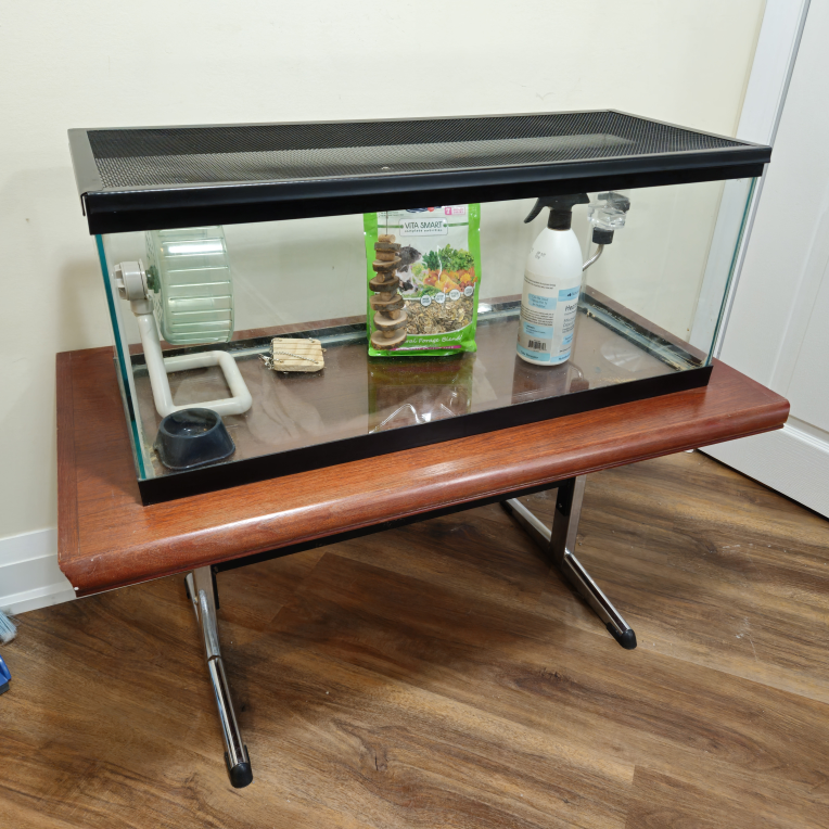 40 gallon Tank with metal lid for reptile or small pet