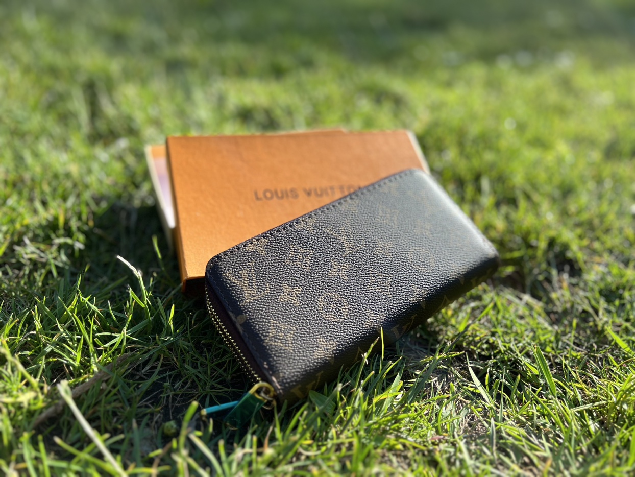 LV women’s clutch. - photo 2