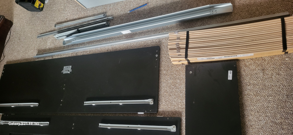 Queen size bed frame. like new.condition. - photo 3