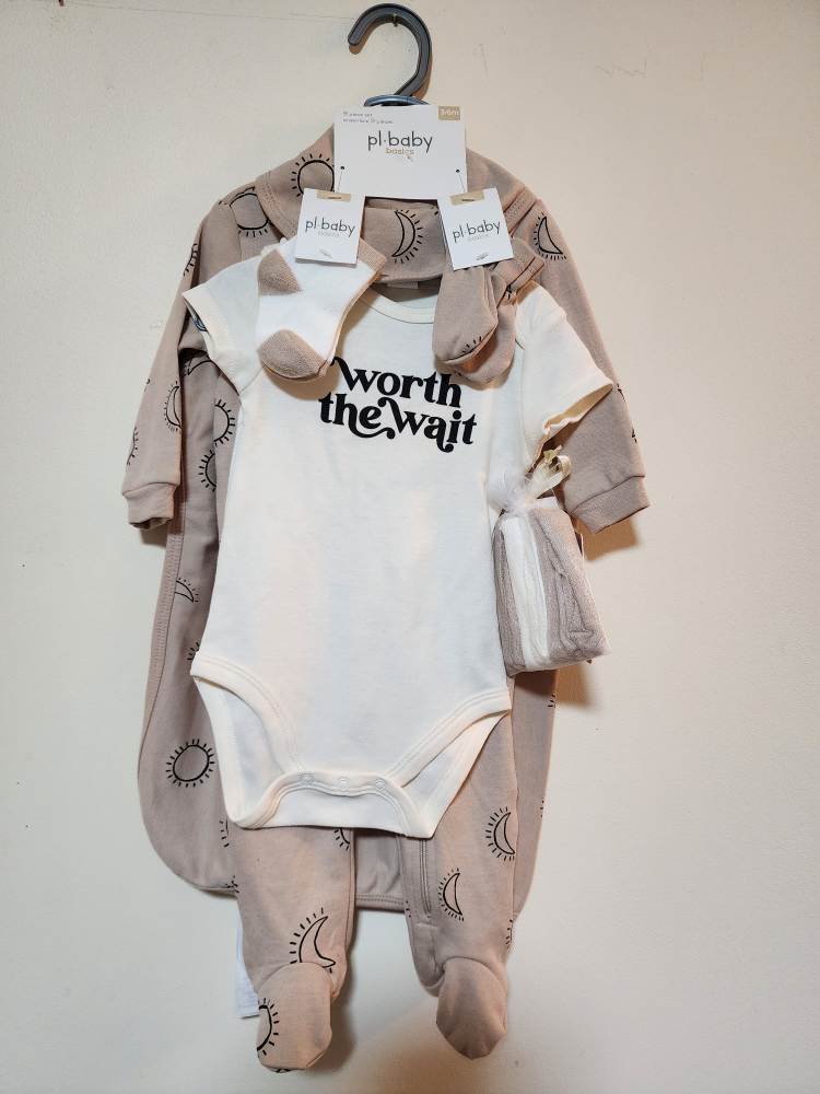 Brand New 7 Piece Baby Set thumbnail