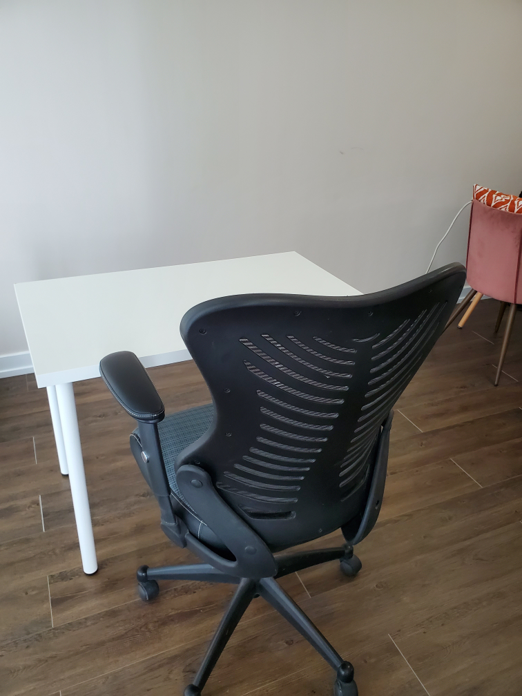 office chair and desk - photo 2