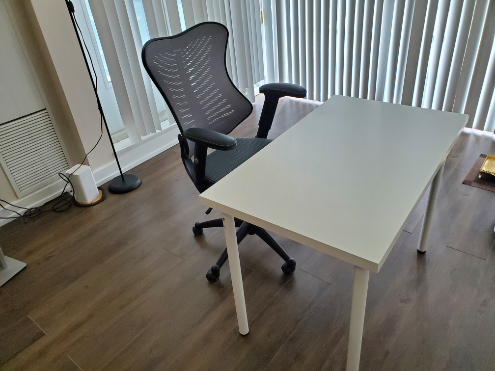 office chair and desk - photo 3