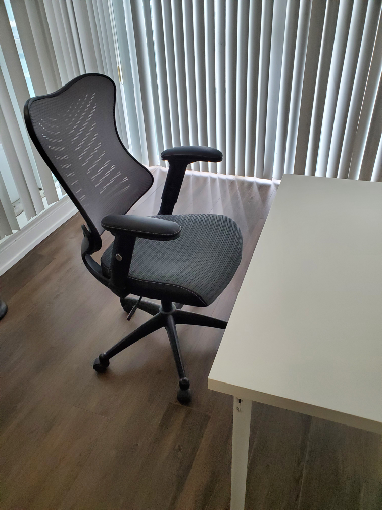 office chair and desk - photo 4
