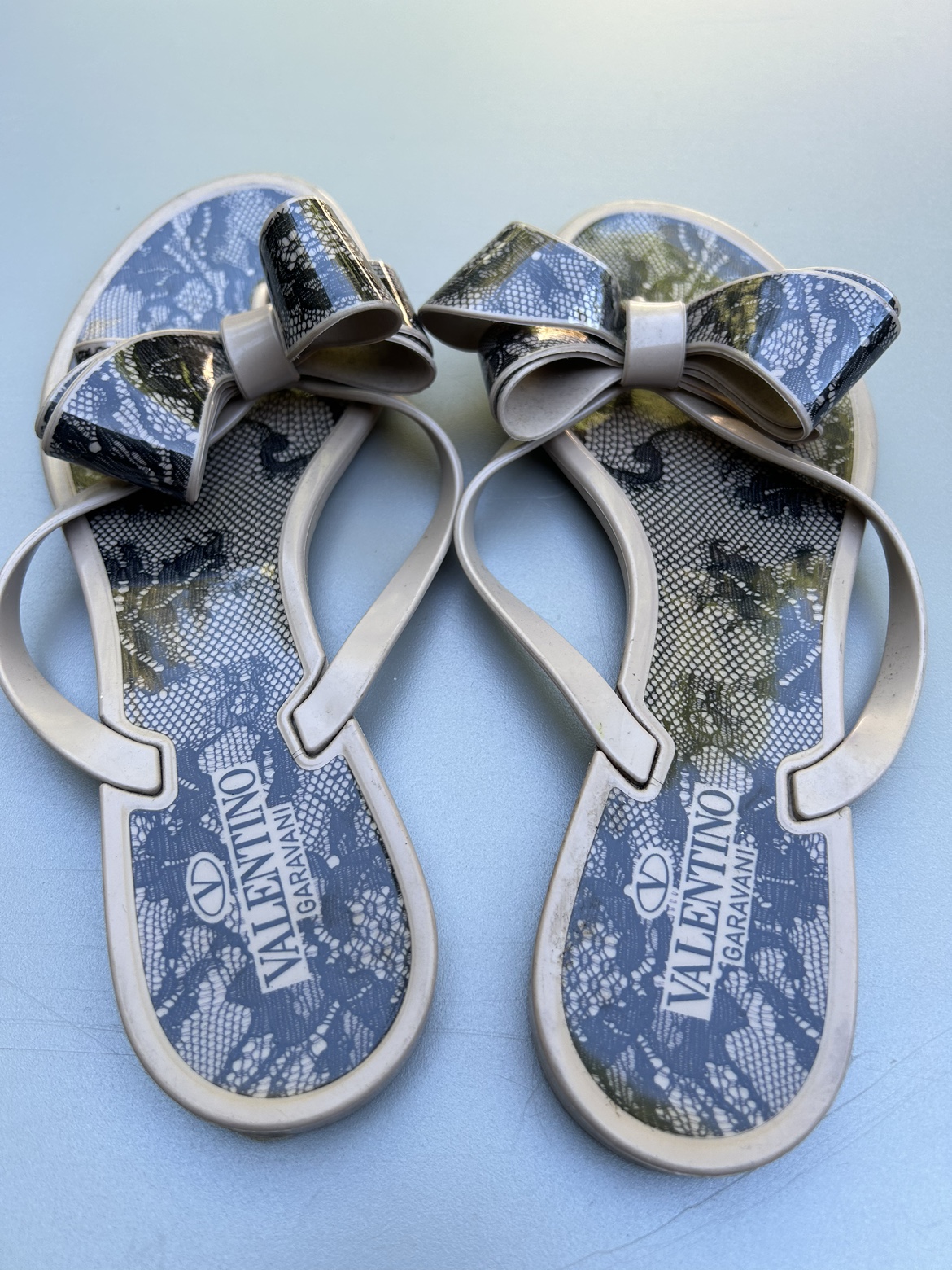 Valentino Garavani Rubber Bow Sandals - photo 2