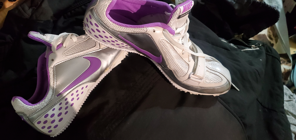 Ladies NIKE Cleats SIZE 7 image indicator(2)