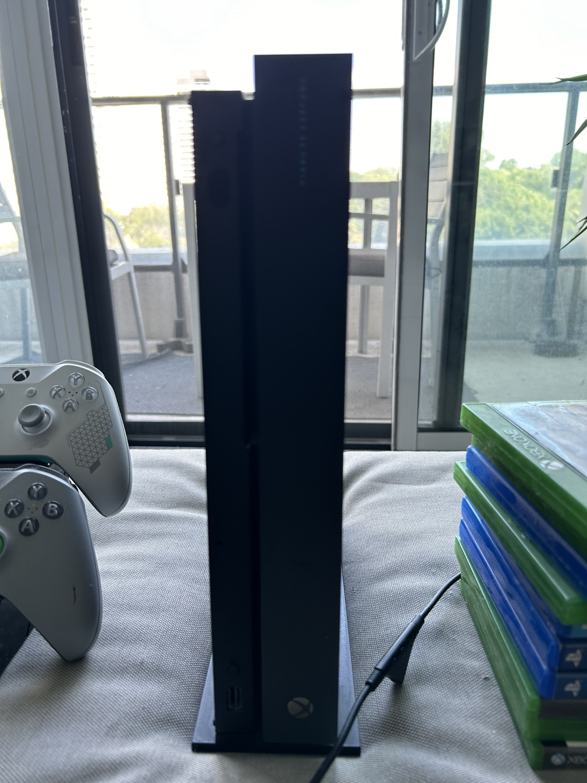 Xbox One S 1tb with controllers and headset - photo 2