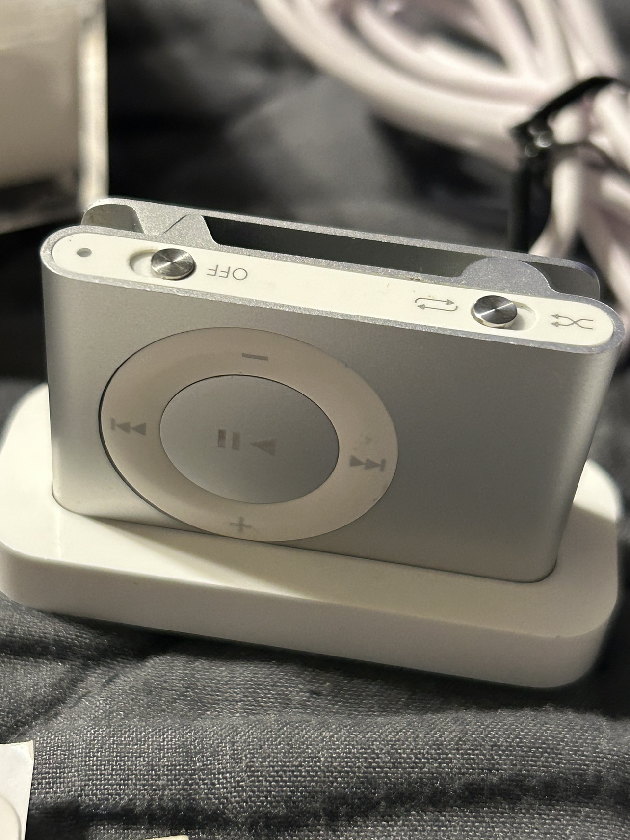 Apple iPod 1GB Shuffle 2nd Generation W/ Clip Model A1204 image indicator(2)