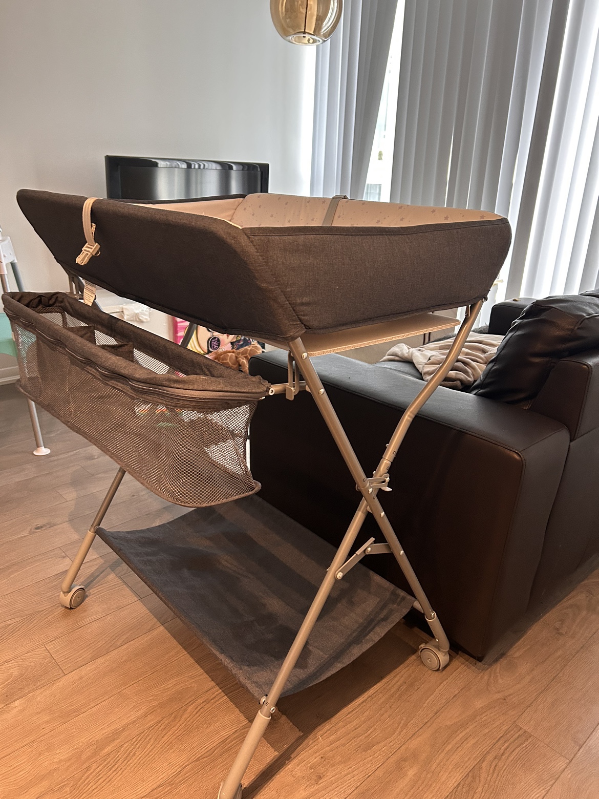 Baby diaper changing table