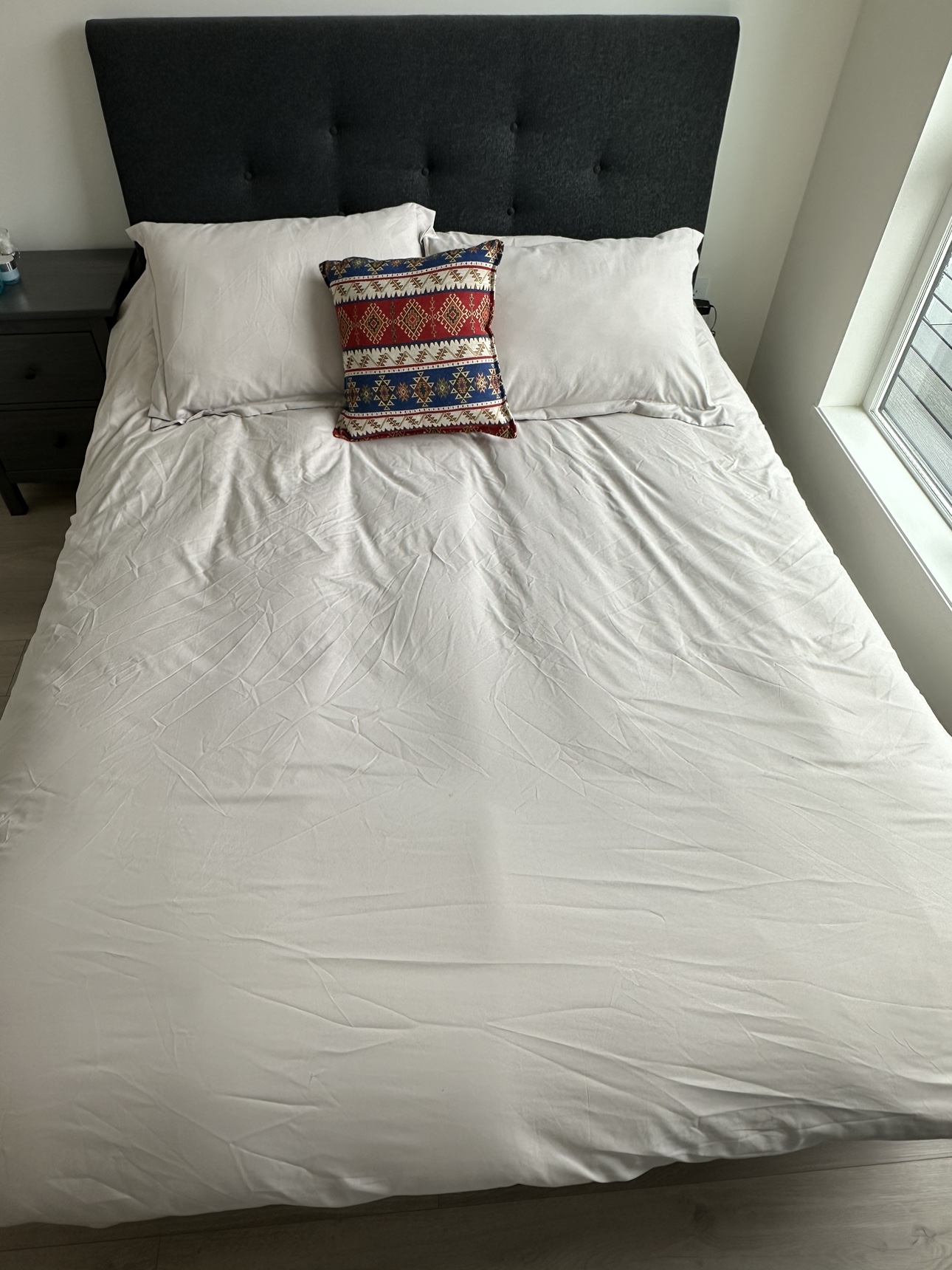 Queen bed with mattress. - photo 2