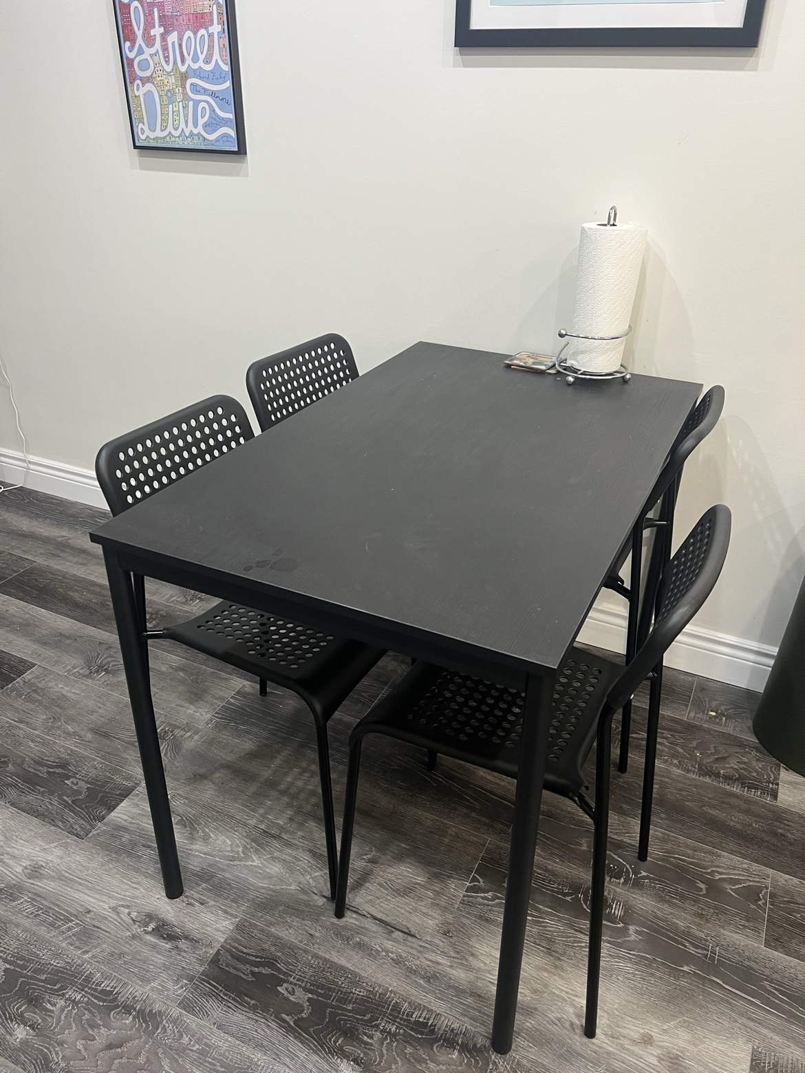 Table + 4 chairs