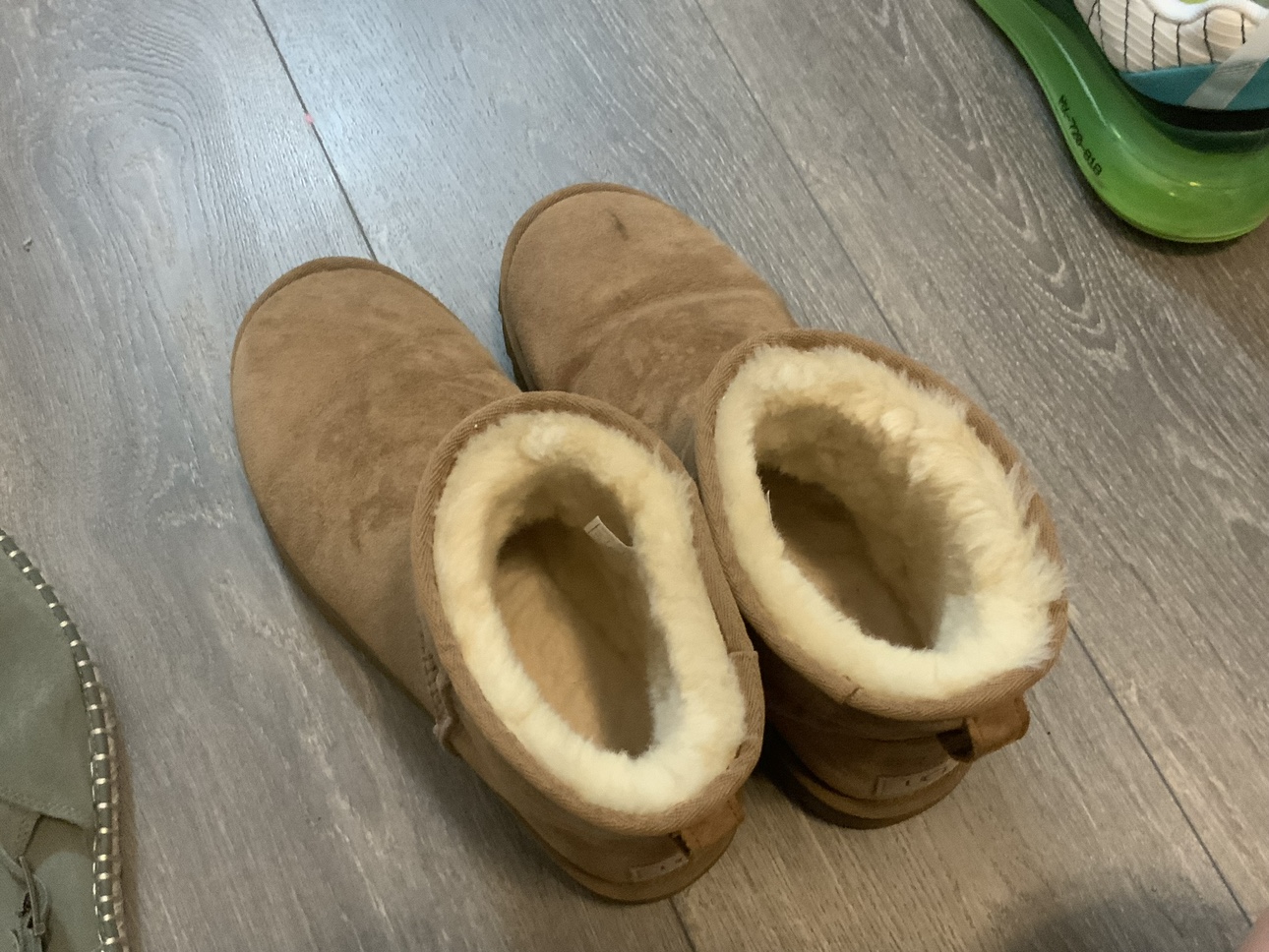 UGG Classic Mini Boots  - Womens 9 / Retail 190 thumbnail