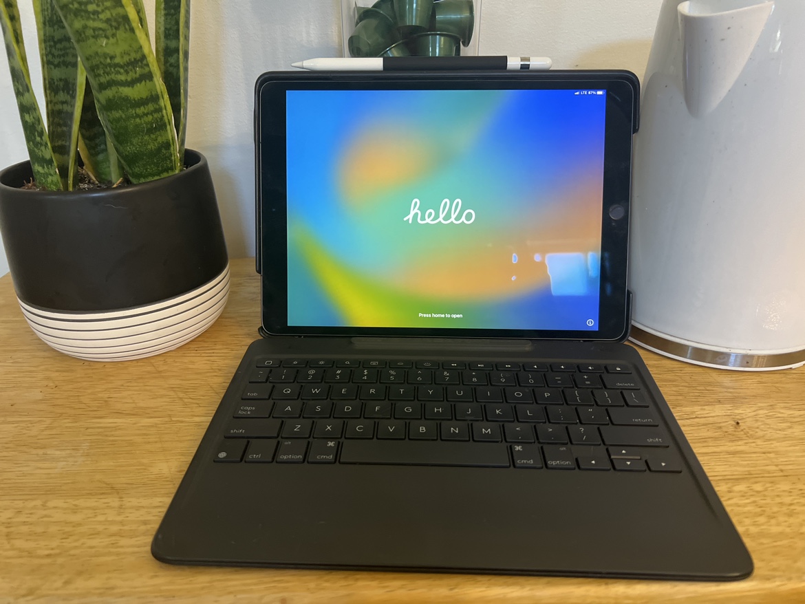 iPad Air 3rd gen w/ accessories thumbnail