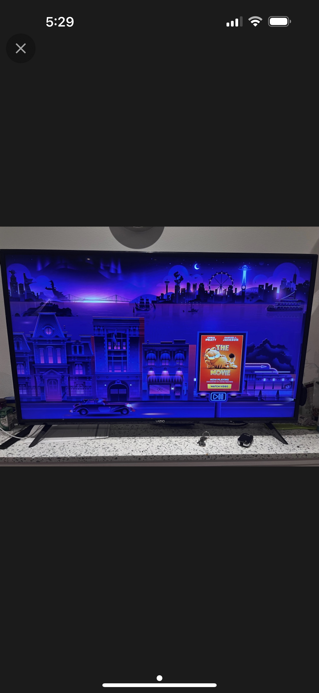 43” vizuo smart tv with brand new Roku  device attached. image indicator(2)