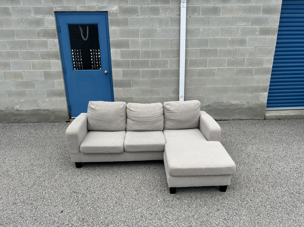 FREE DELIVERY• GREY SECTIONAL COUCH / SOFA w/ REVERSIBLE CHAISE