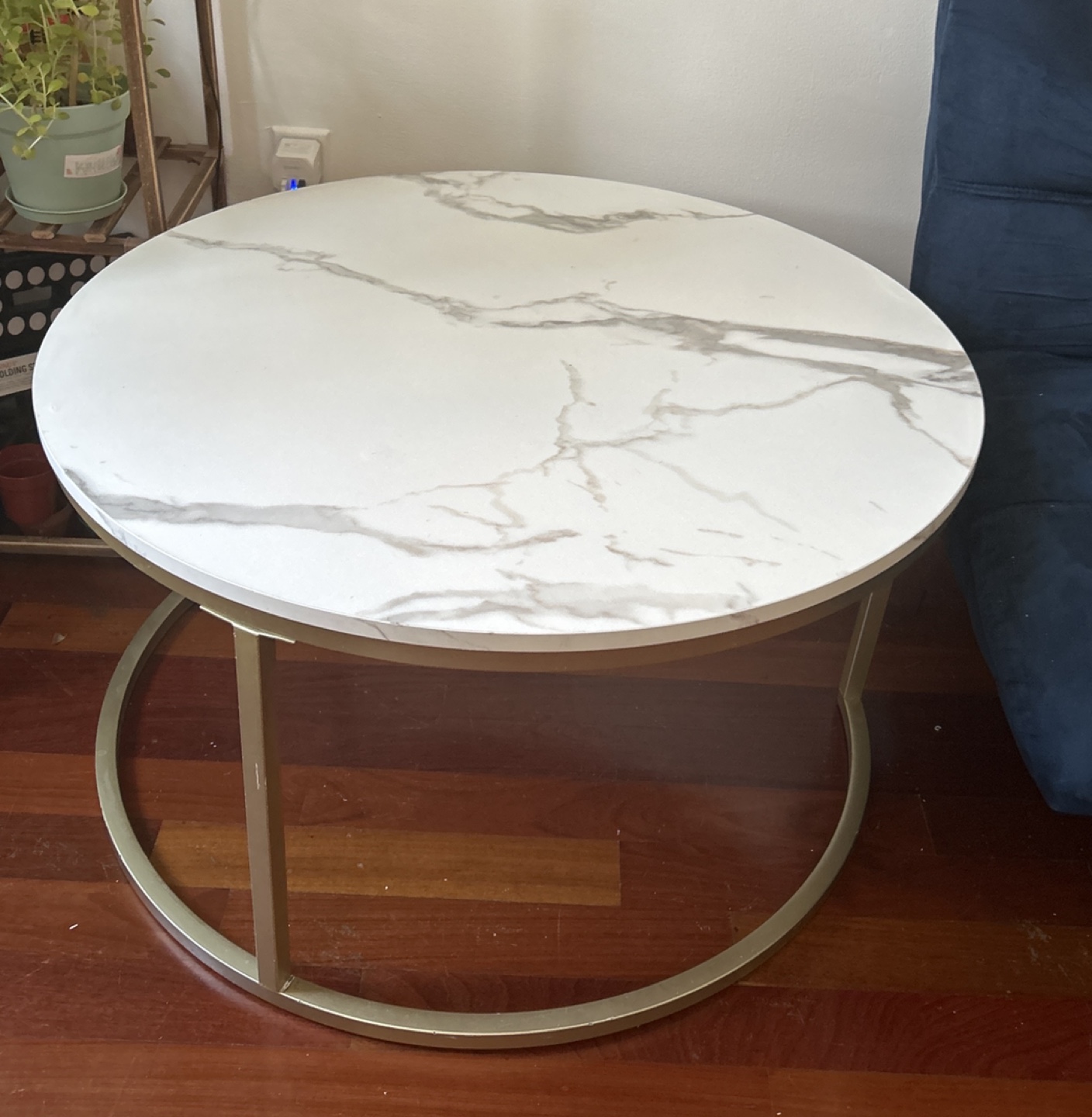Coffee table w/ imitation marble