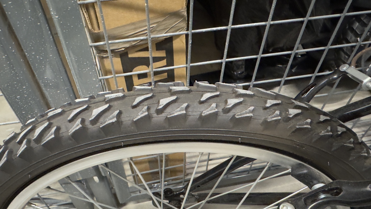 Supercycle 20” multi-speed youth bike with front suspension image indicator(5)