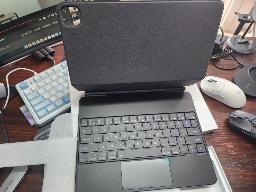 iPad Pro 12.9 Magnetic Keyboard Case BRAND NEW thumbnail
