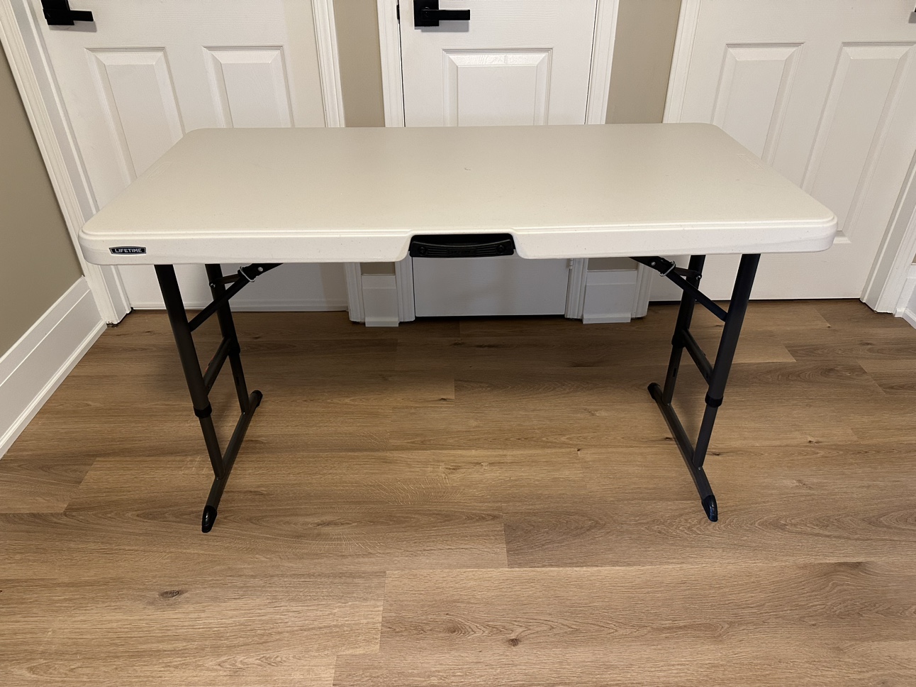Folding table