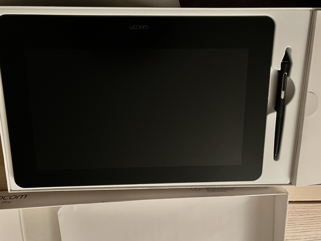 Wacom Cintiq 13 Pro with original packaging and accessories thumbnail
