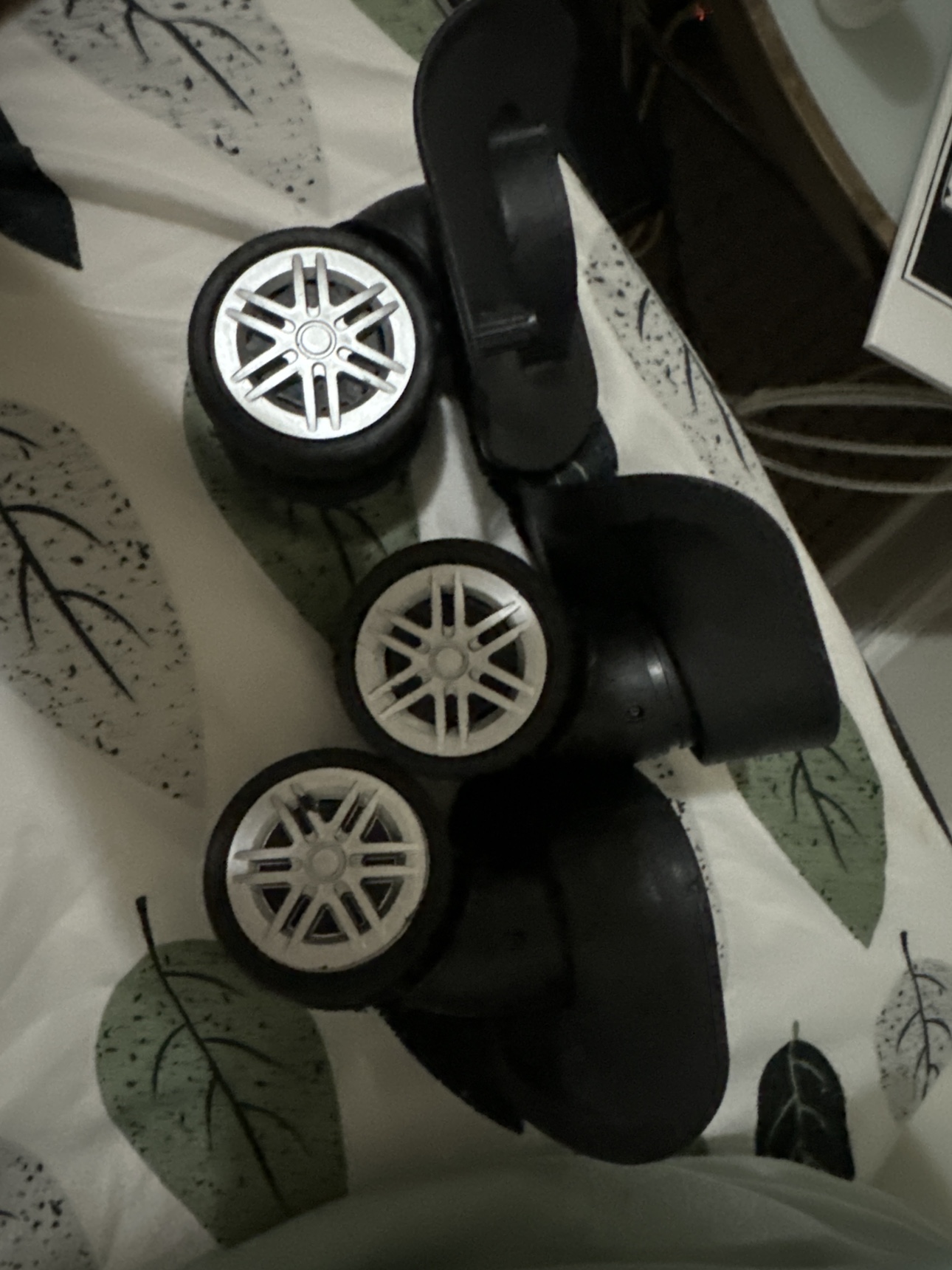 Luggage wheel