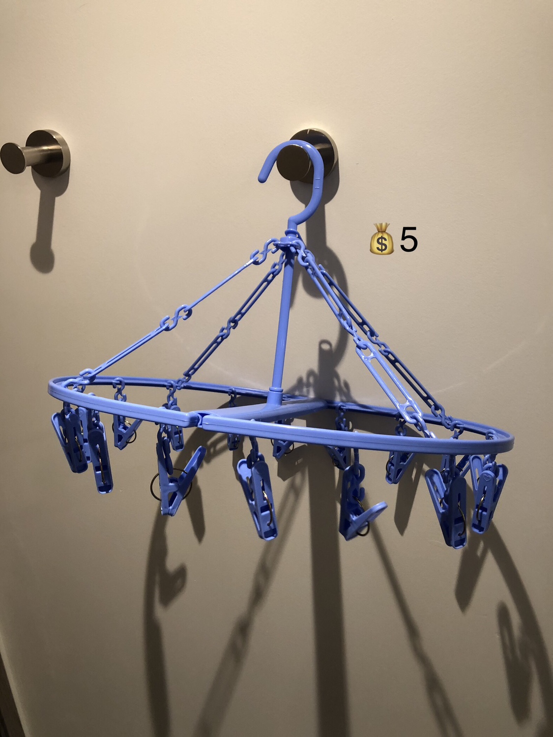 Clothes drying hanger with clips