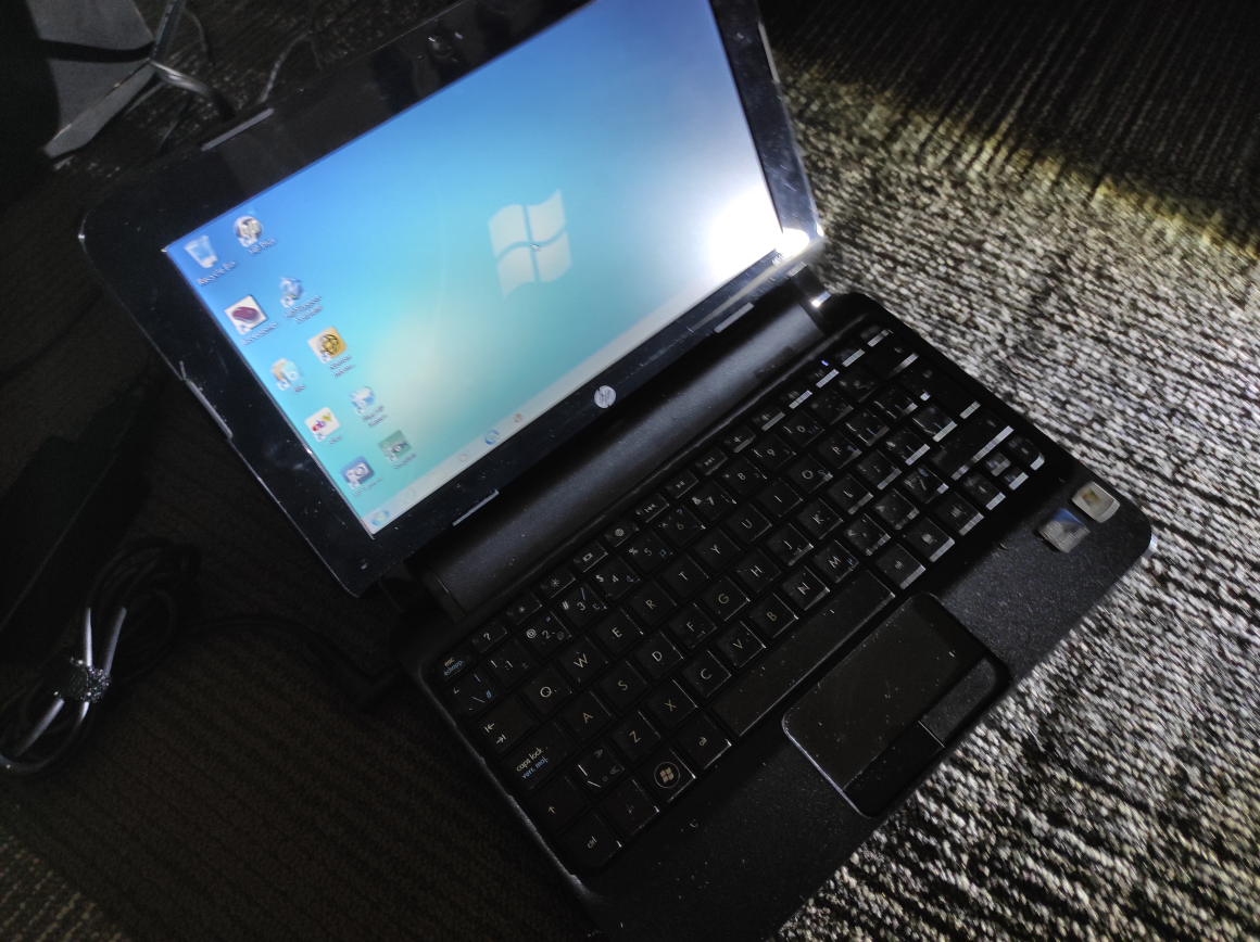 HP Mini Laptop 210-2072CL- Intel Atom N270 2GB RAM - photo 2
