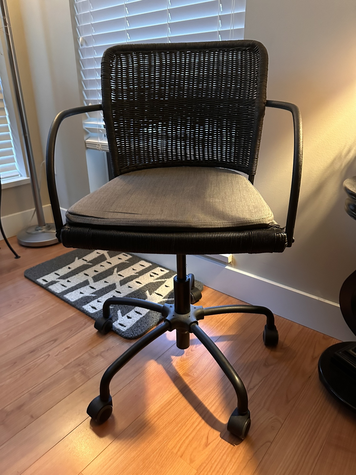 Black Swivel Desk Chair on Wheels - photo 5