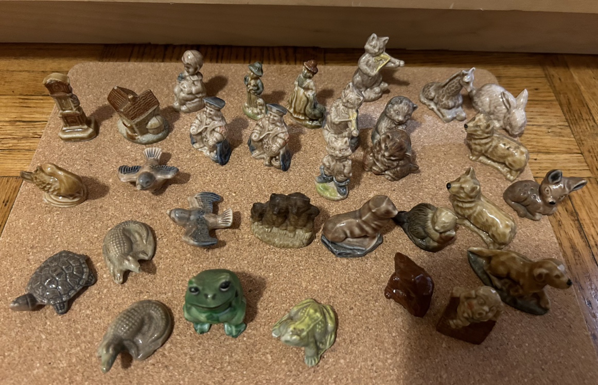 Tiny ceramics figurines selling all of it, - photo 2