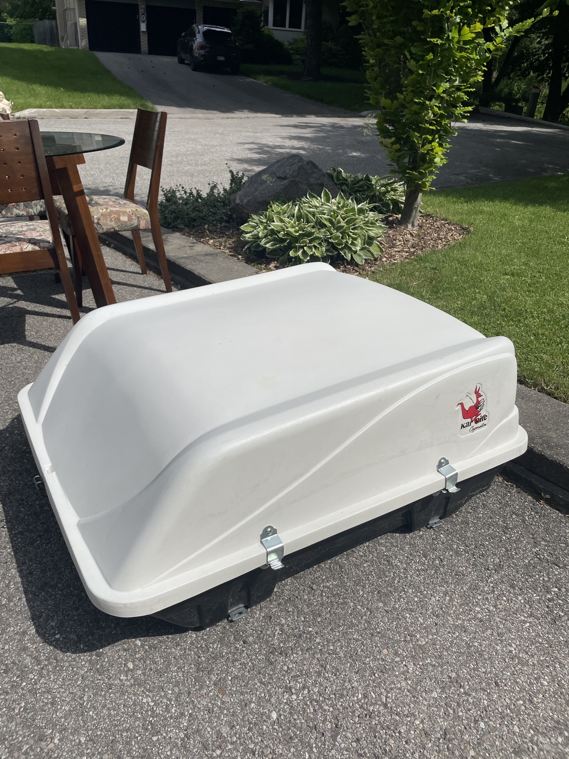 Roof top cargo box