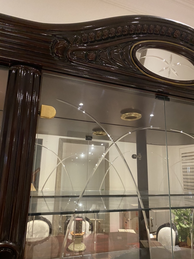 Hutch/Buffet + table + 6 chairs image indicator(6)