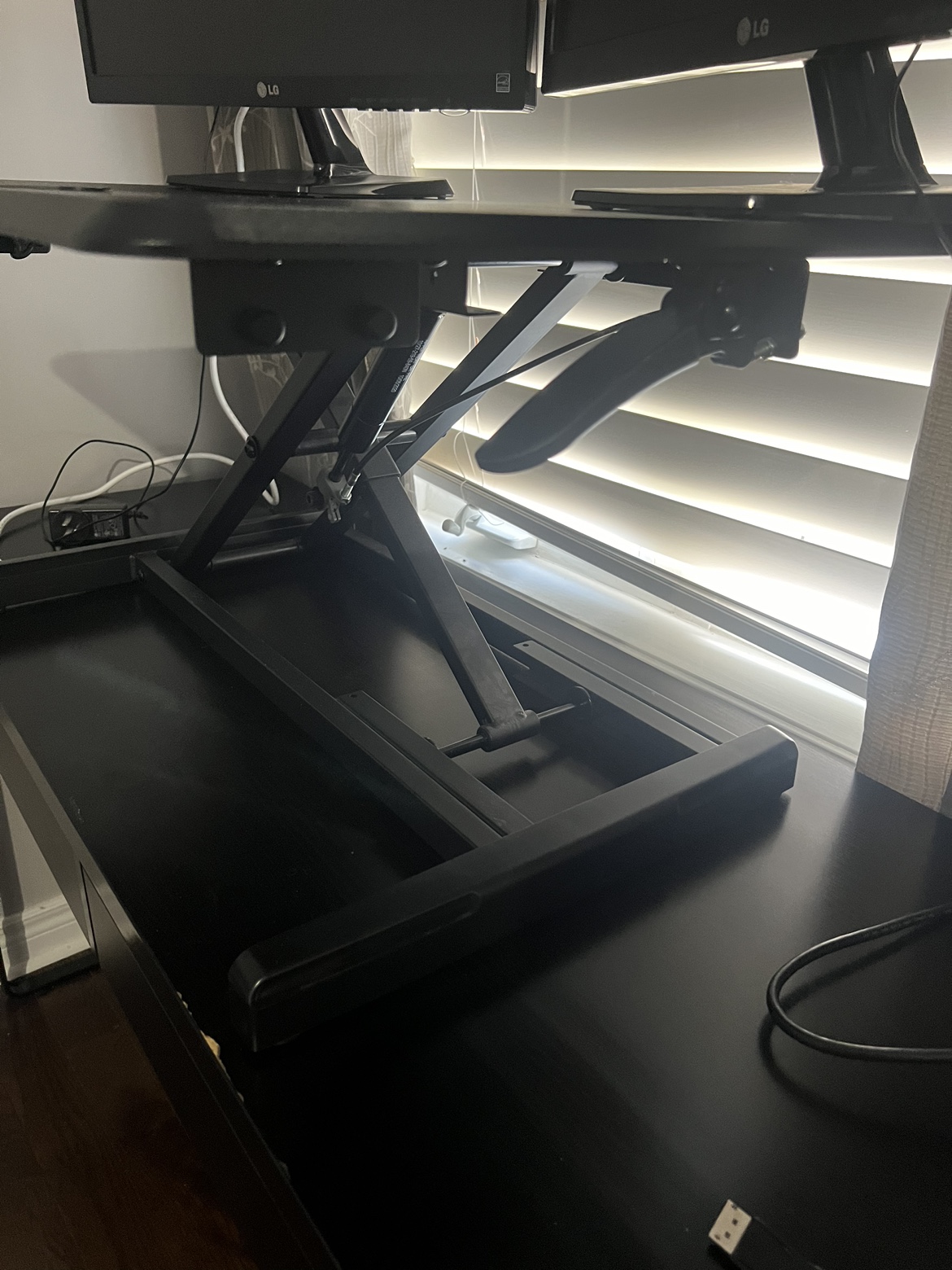 Sit to stand pneumatic desk riser/converter image indicator(4)