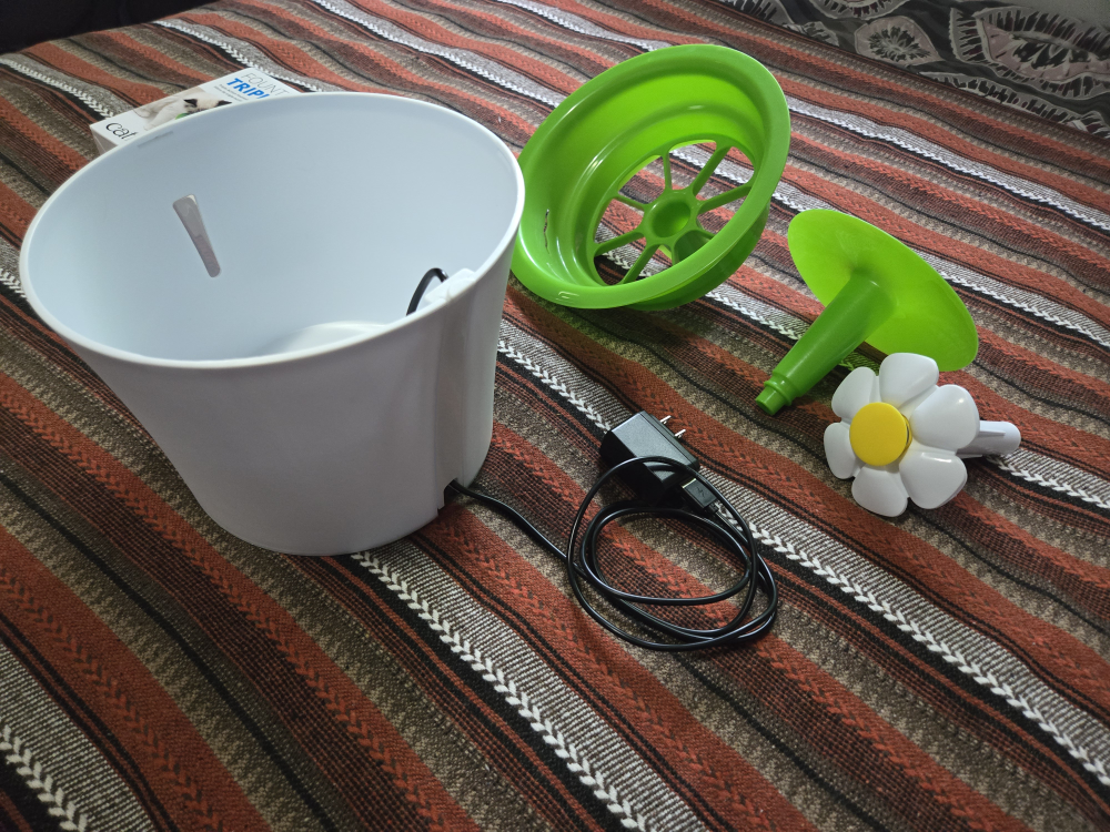 Cat water fountain w/filters (Catit) - photo 3