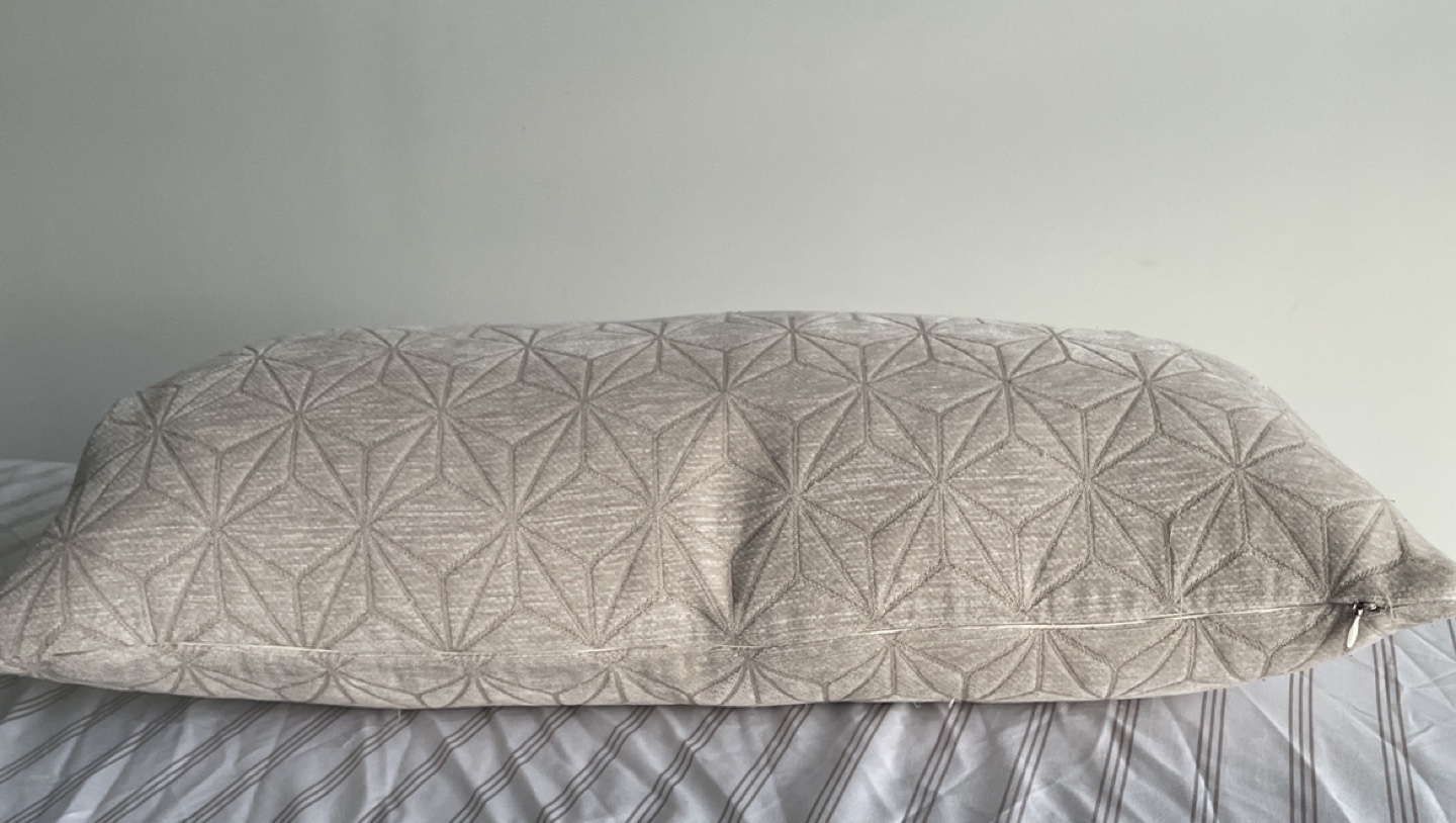 Decorative Pillows x 3 image indicator(3)