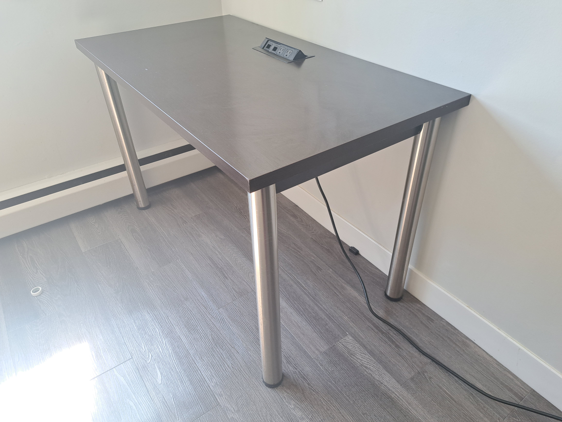 Table with charging port - photo 2