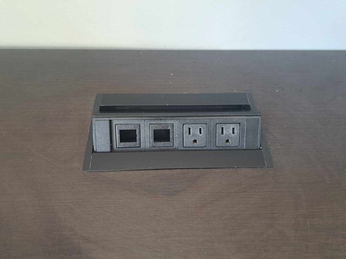 Table with charging port - photo 5