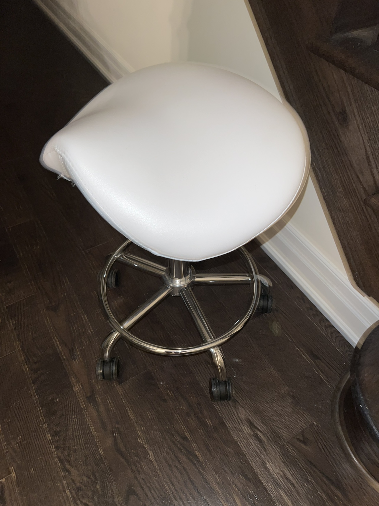 Adjustments lash/facial chair with wheels
