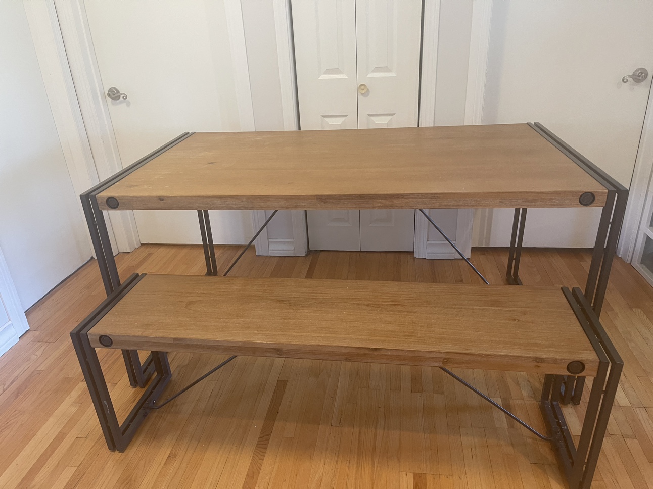 Structube table and bench