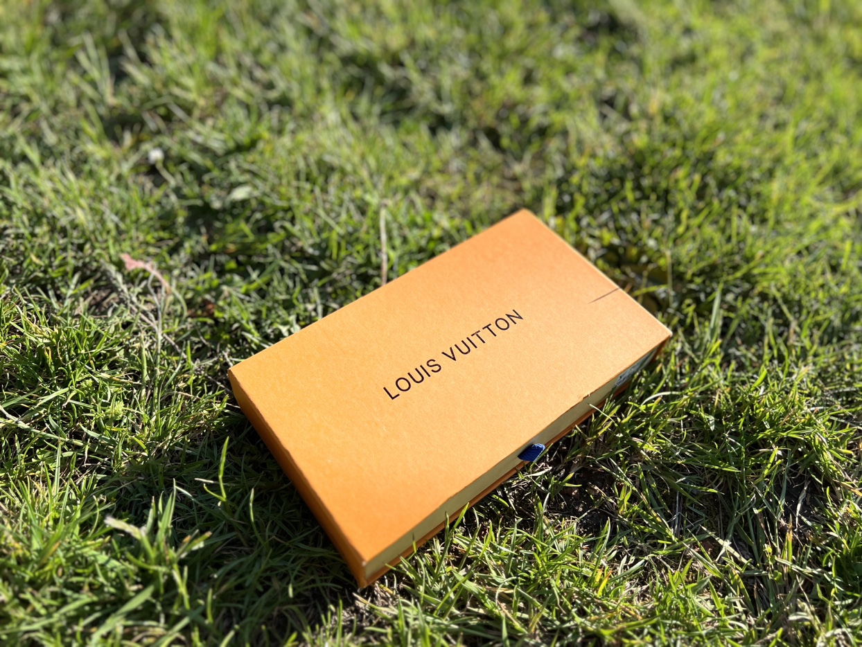 LV women’s clutch. - photo 3