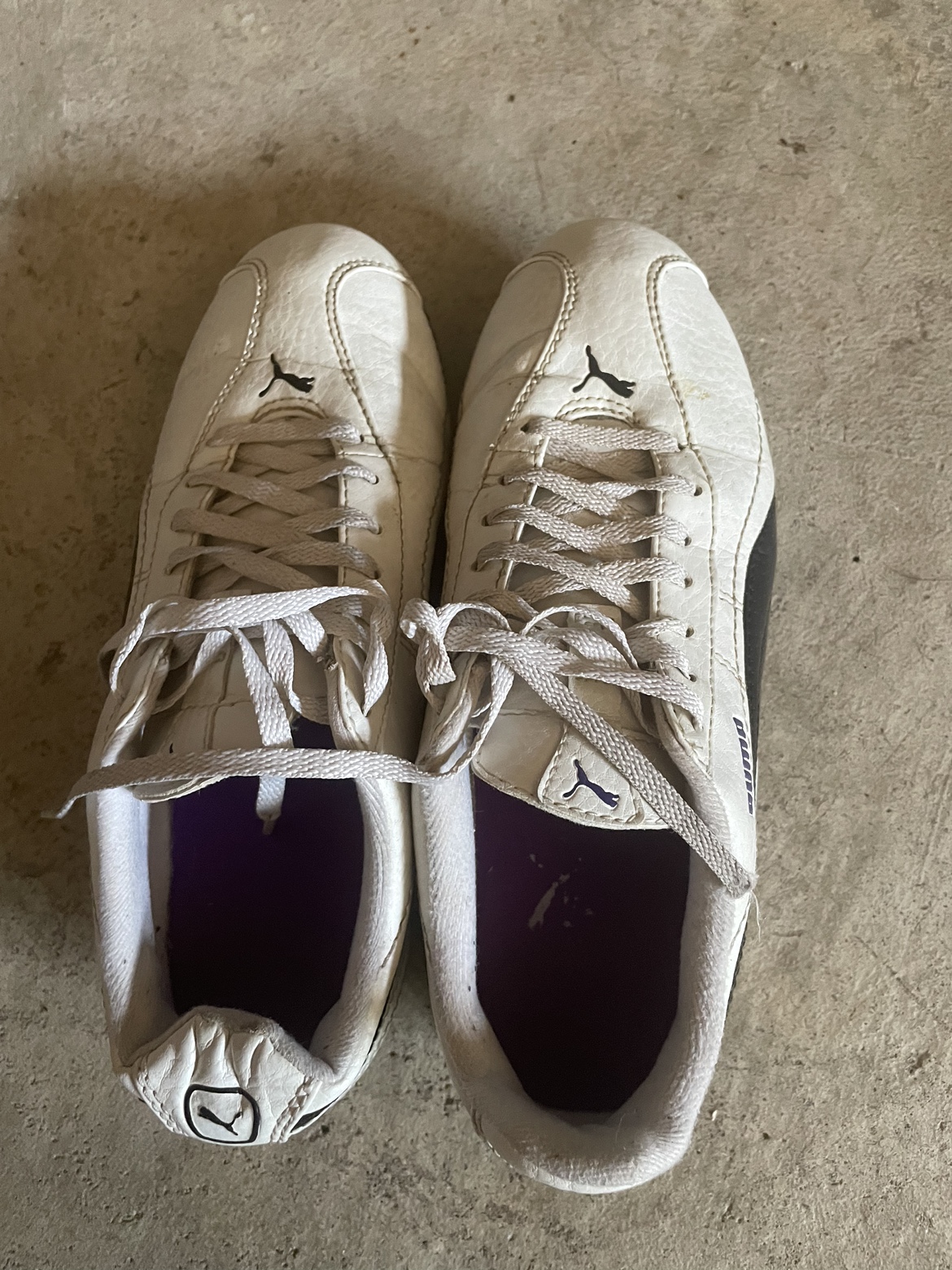 Lady’s running shoes thumbnail
