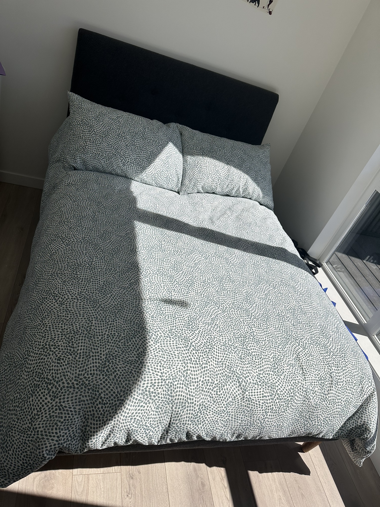 Full/double bed with hybrid mattress