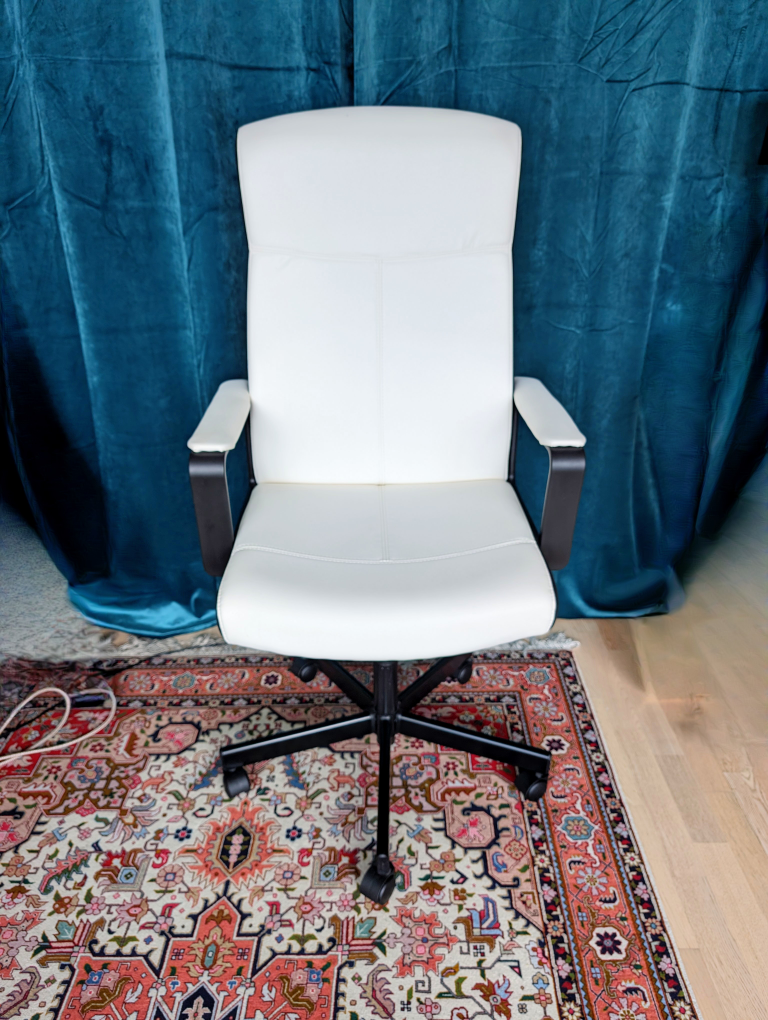 White Ikea swivel chair in great condition - photo 3