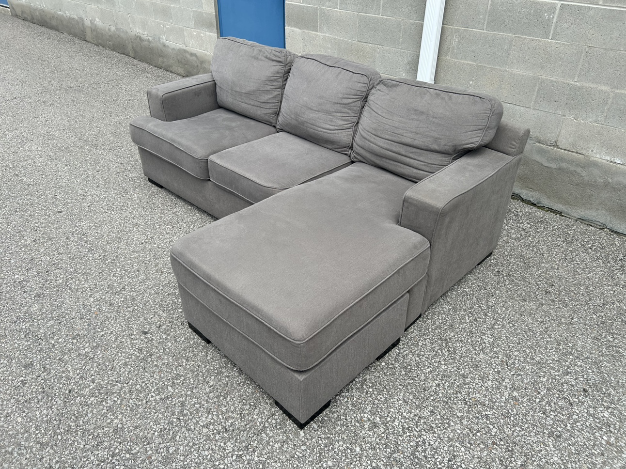 FREE DELIVERY• GREY MODERN SECTIONAL COUCH / SOFA BED w/ CHAISE
