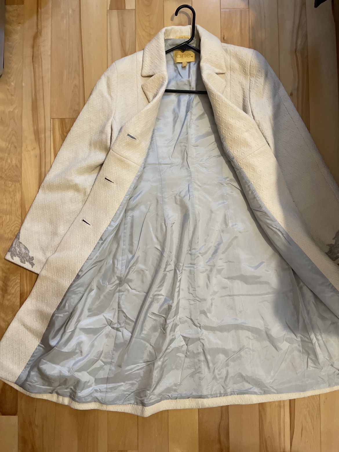 Cream color fall designer coat. image indicator(4)