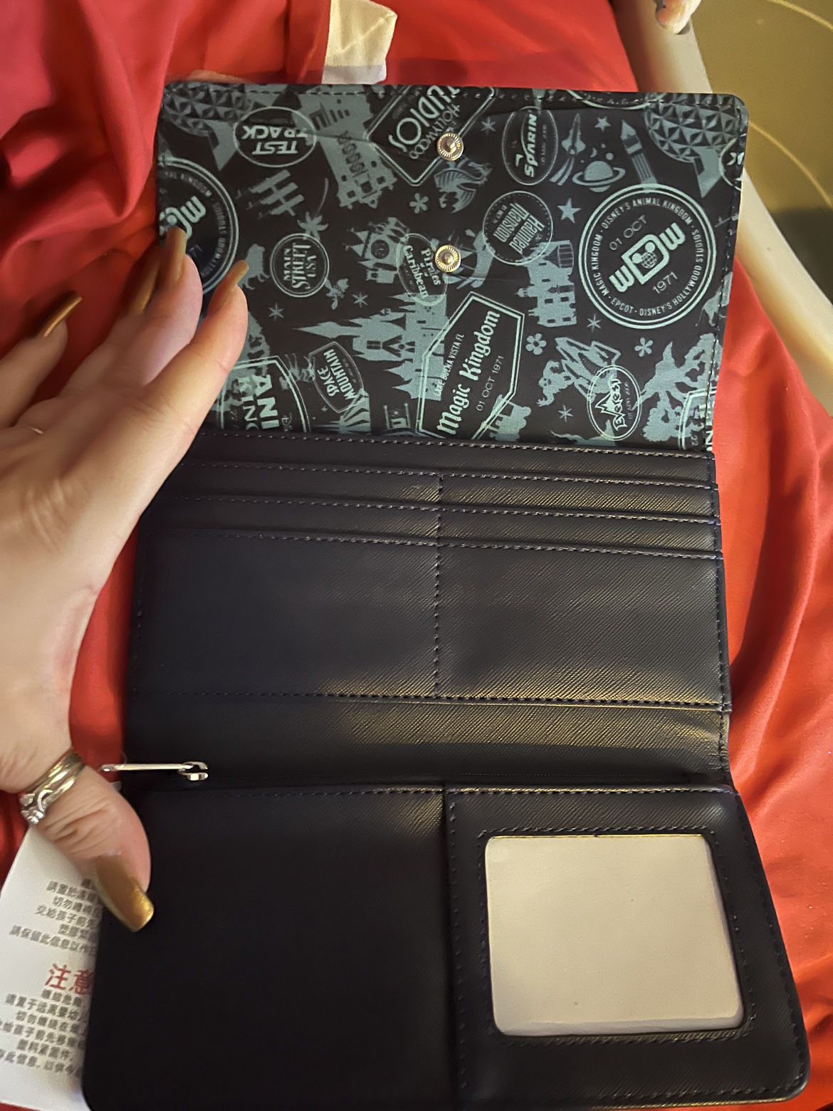 BNWT DISNEY WALLET image indicator(4)