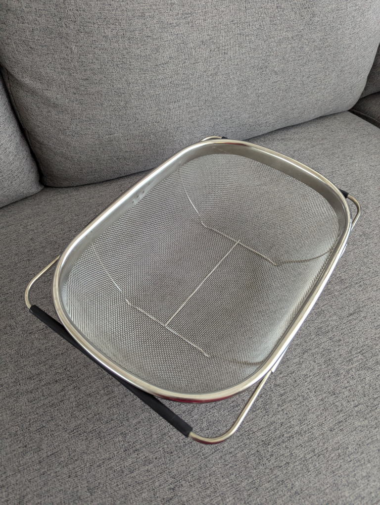 Mesh strainer with expandable handles thumbnail