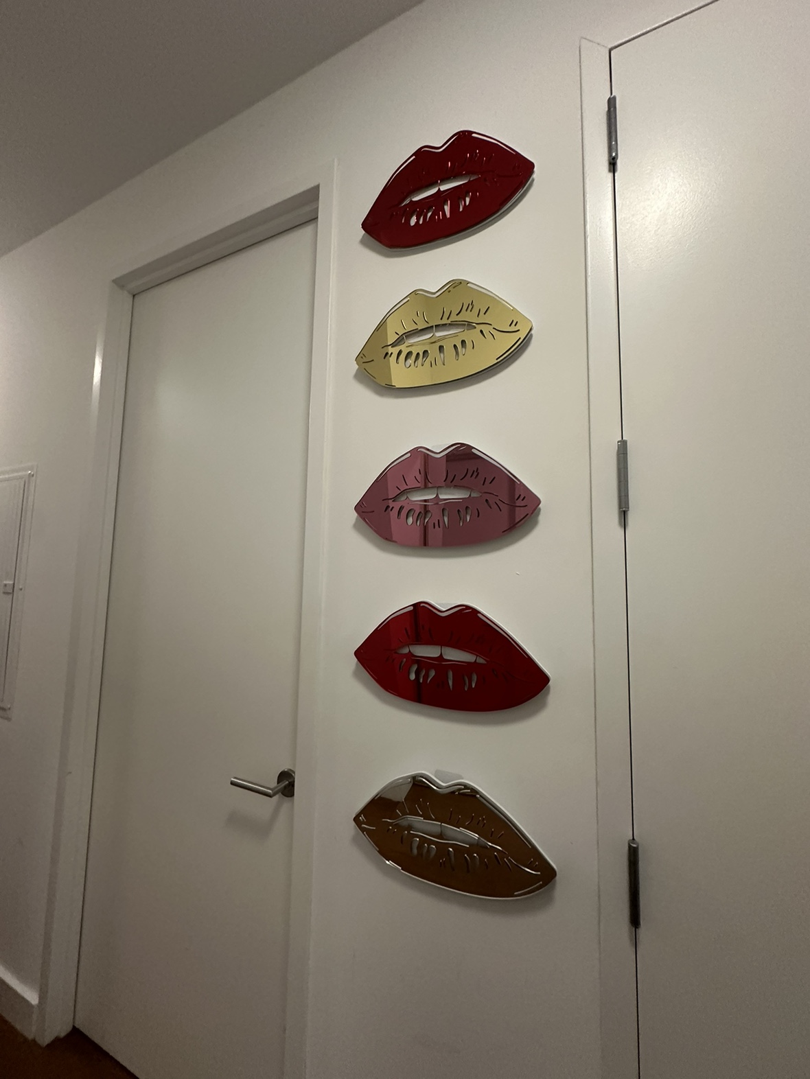 Lip/Kiss Mirror Decor