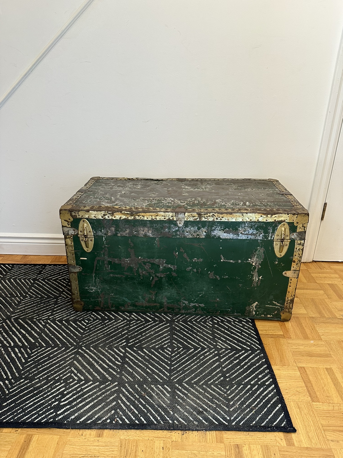 Vintage green metal steamer trunk - photo 3