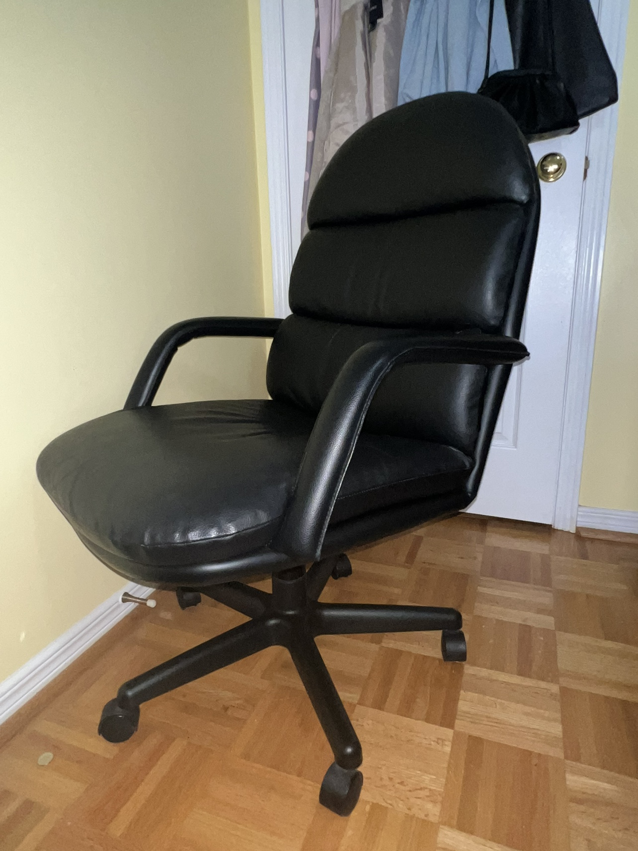 High-Quality Leather Chair with Adjustable Height - photo 4