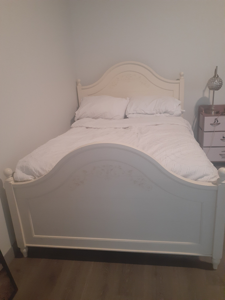 Queen Size wooden bed