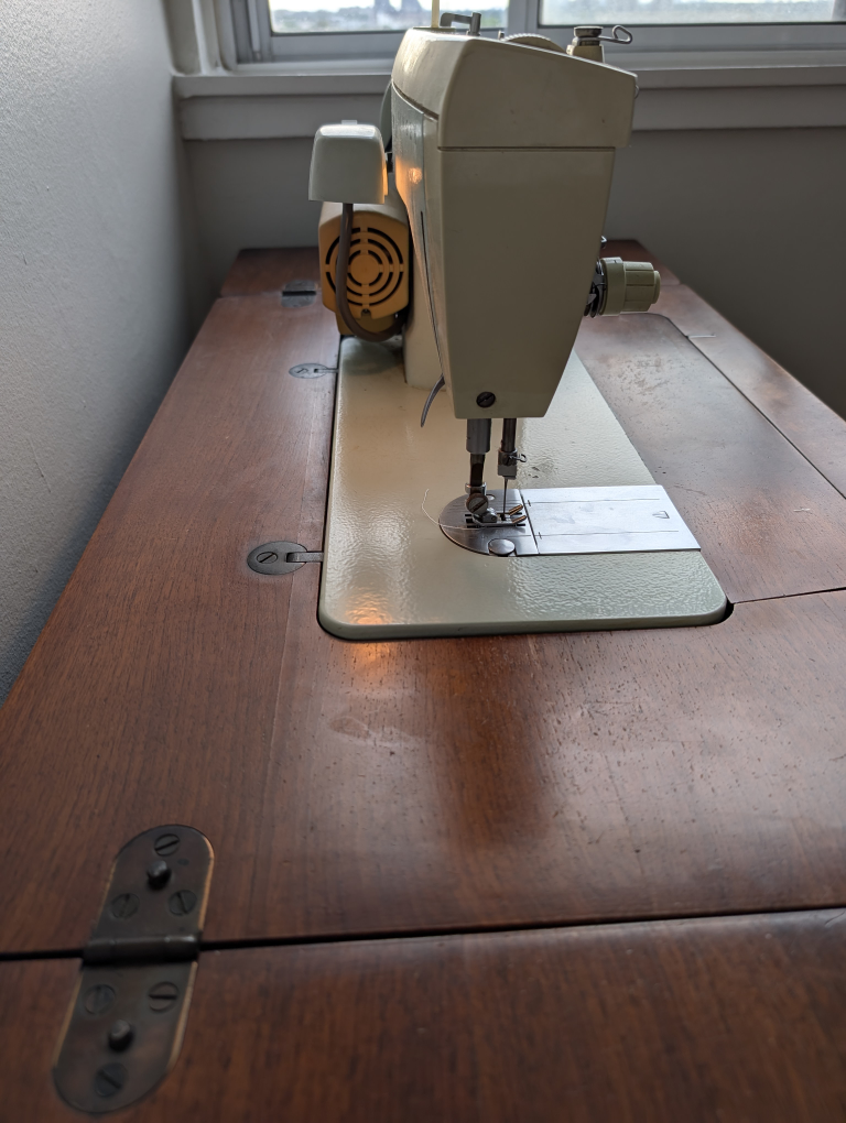 singer fashionmate 257 sewing machine includes table image indicator(3)